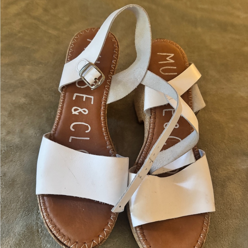 Musse & Cloud White Leather Sandals- Lightly worn (fits 8.5 feet)